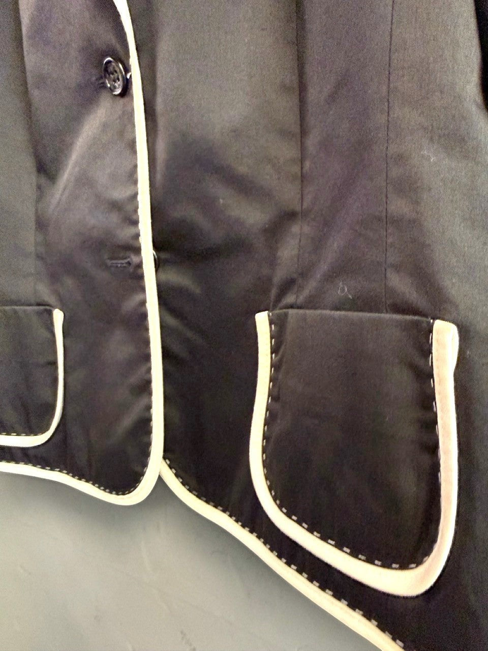 BERLIN VINTAGE CORNER black cropped blazer jacket with white piping on lapels and pockets, single button closure.