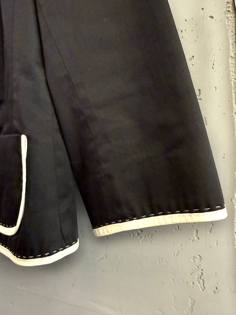 BERLIN VINTAGE CORNER black cropped blazer jacket with white piping detail and three-quarter sleeves.