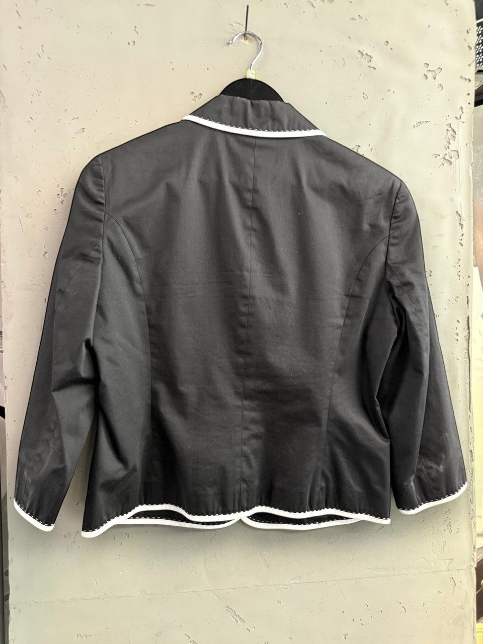 BERLIN VINTAGE CORNER black cropped blazer jacket with white piping detail on lapels, pockets, and hem. Three-quarter sleeves.