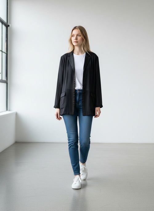 BERLIN VINTAGE CORNER black D&G long sleeve blazer with notched lapel and two front flap pockets.