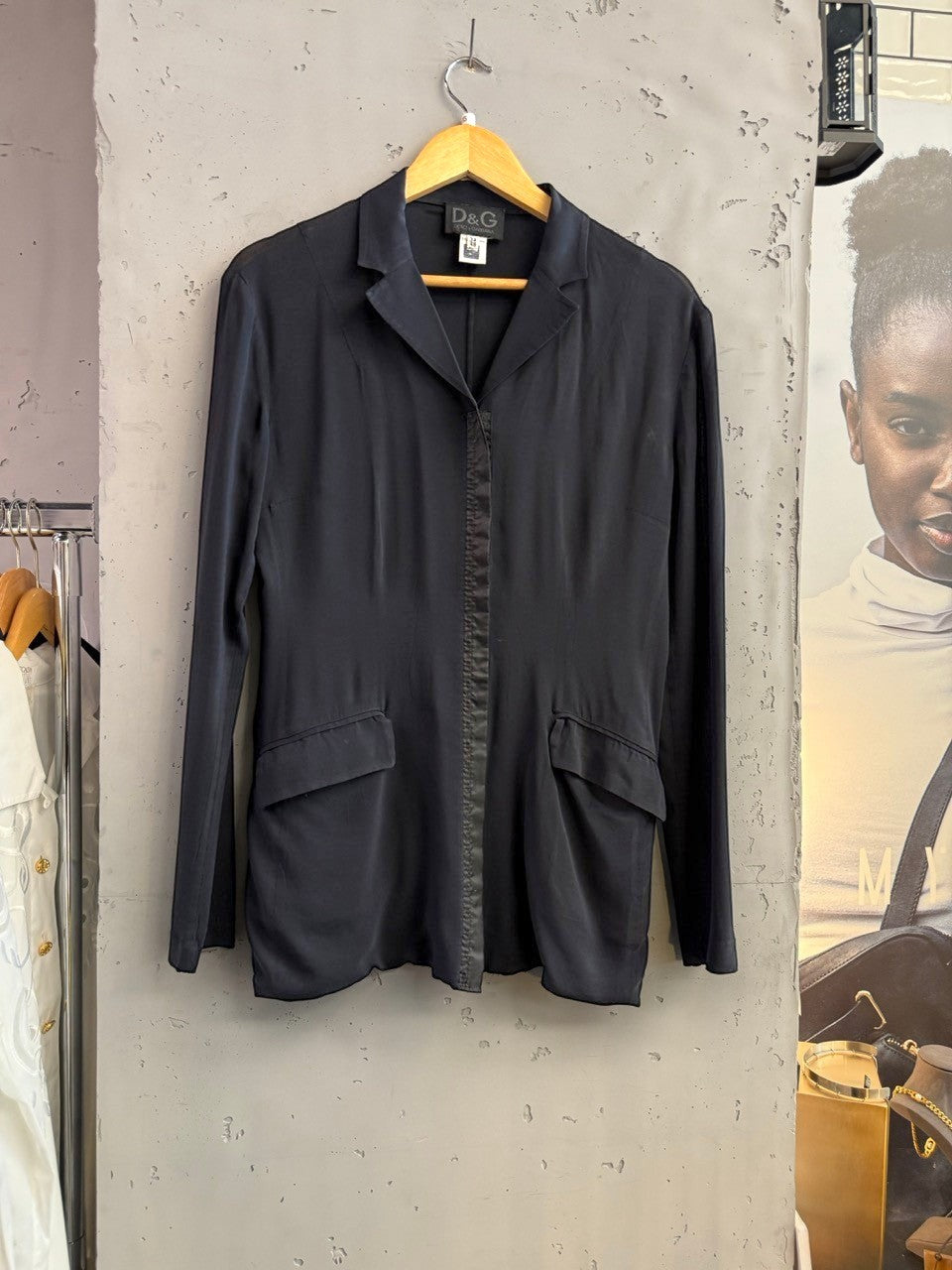 BERLIN VINTAGE CORNER black D&G long sleeve blazer with notched lapel and two front flap pockets.