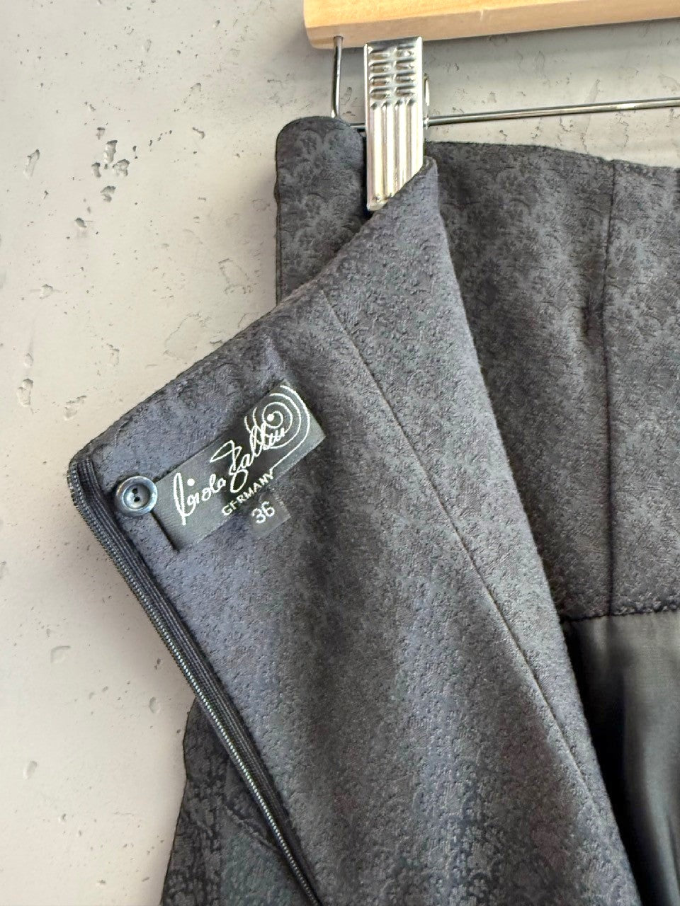 BERLIN VINTAGE CORNER Viola Spada A-line skirt in black with a subtle geometric jacquard pattern and concealed zipper.