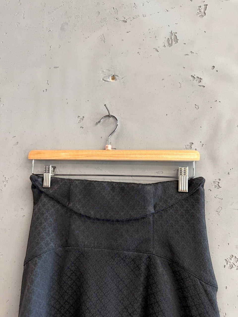 BERLIN VINTAGE CORNER black A-line skirt with geometric jacquard pattern and concealed zipper. Textured fabric.