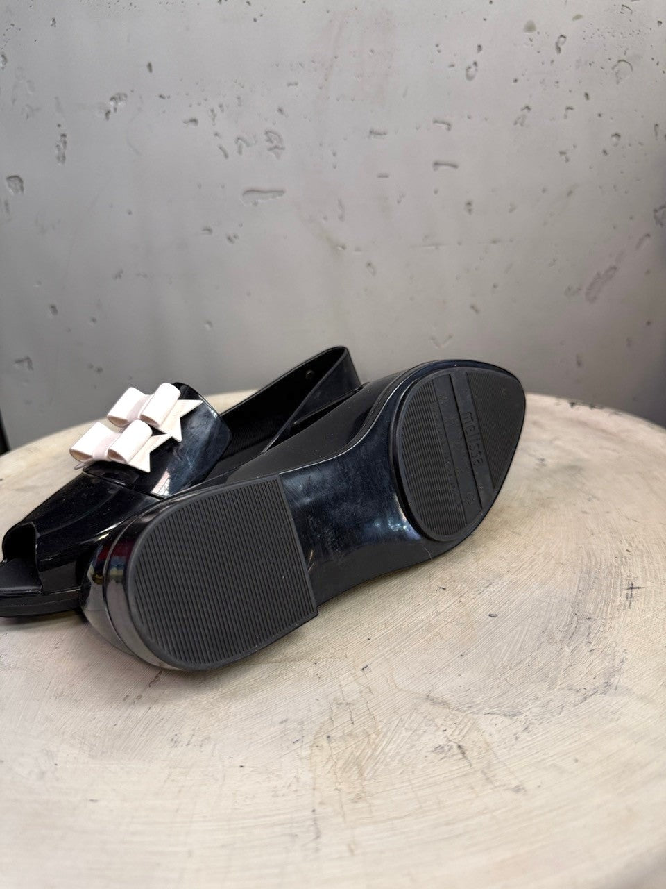 BERLIN VINTAGE CORNER black PVC jelly loafers with peep toe and pale pink double bow accent.