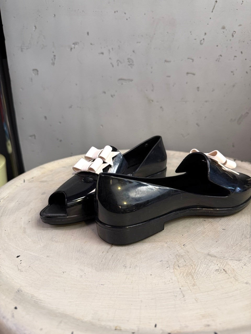 BERLIN VINTAGE CORNER black PVC jelly loafers with peep toe and pale pink double bow accent.