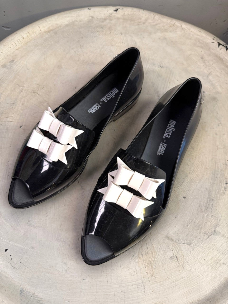 BERLIN VINTAGE CORNER black PVC jelly loafers with pale pink double bow accent and peep-toe design.