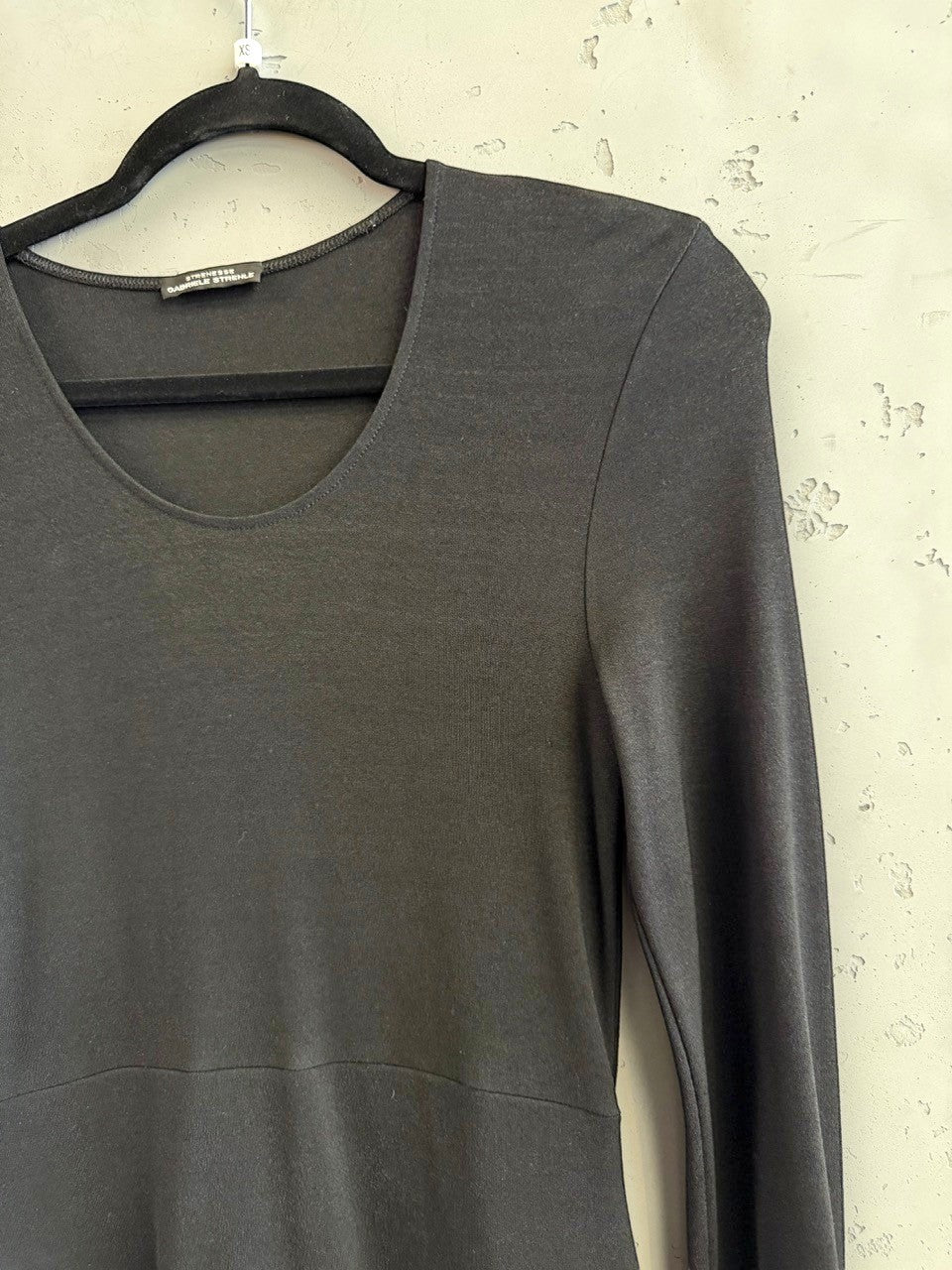 BERLIN VINTAGE CORNER black long sleeve knit midi dress with scoop neckline and relaxed fit.