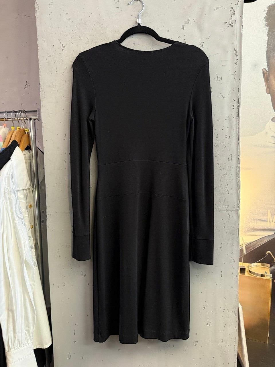 BERLIN VINTAGE CORNER black long sleeve knit midi dress with scoop neckline and relaxed fit.