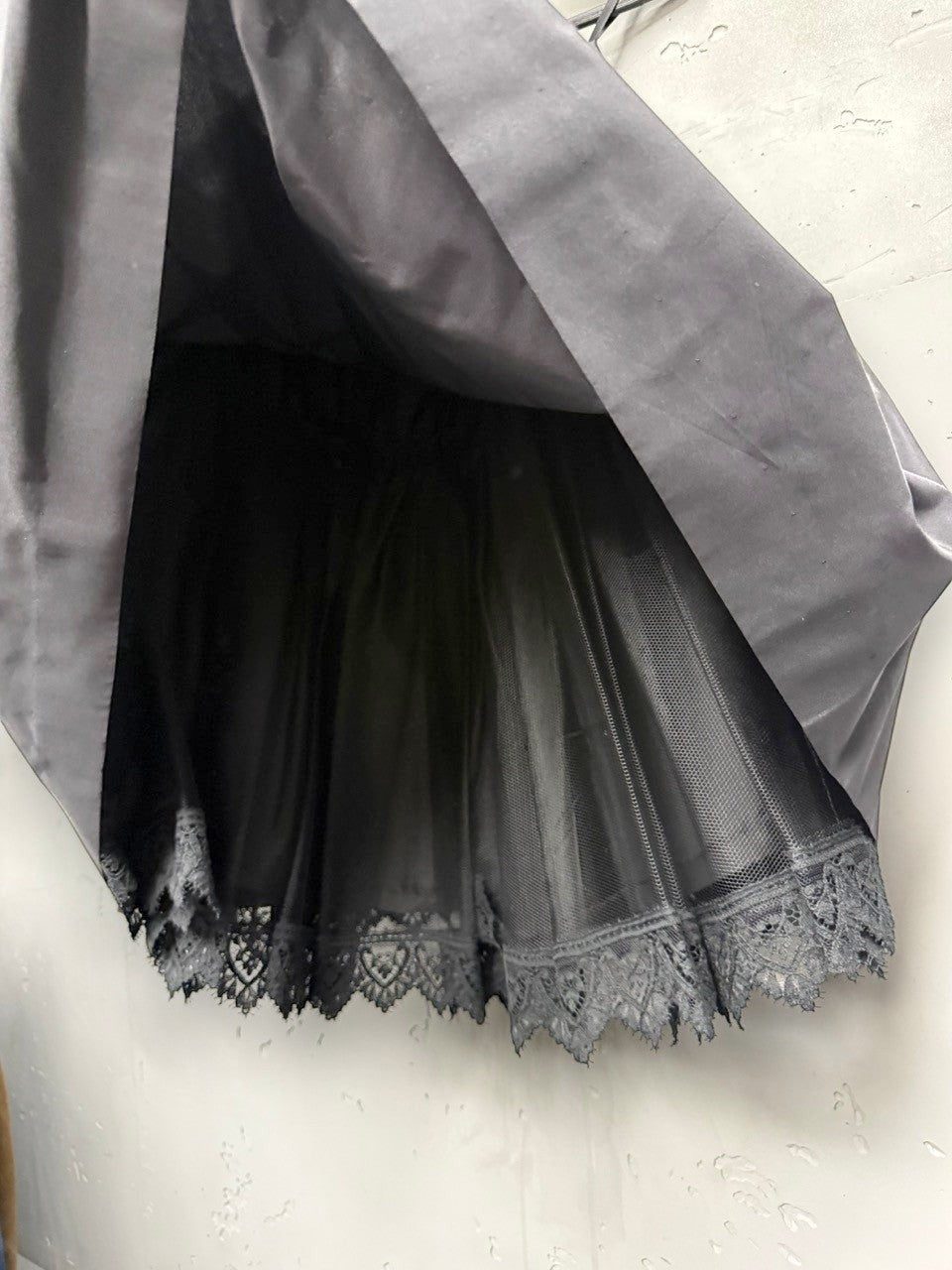 BERLIN VINTAGE CORNER black midi skirt with lace trim and tulle layer, pleated A-line silhouette.