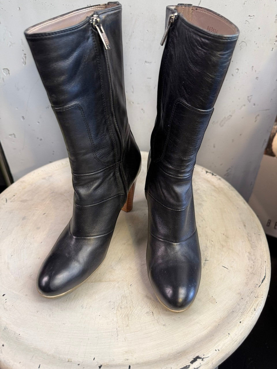 BERLIN VINTAGE CORNER black leather mid-calf boots with pointed toe and wooden block heel.