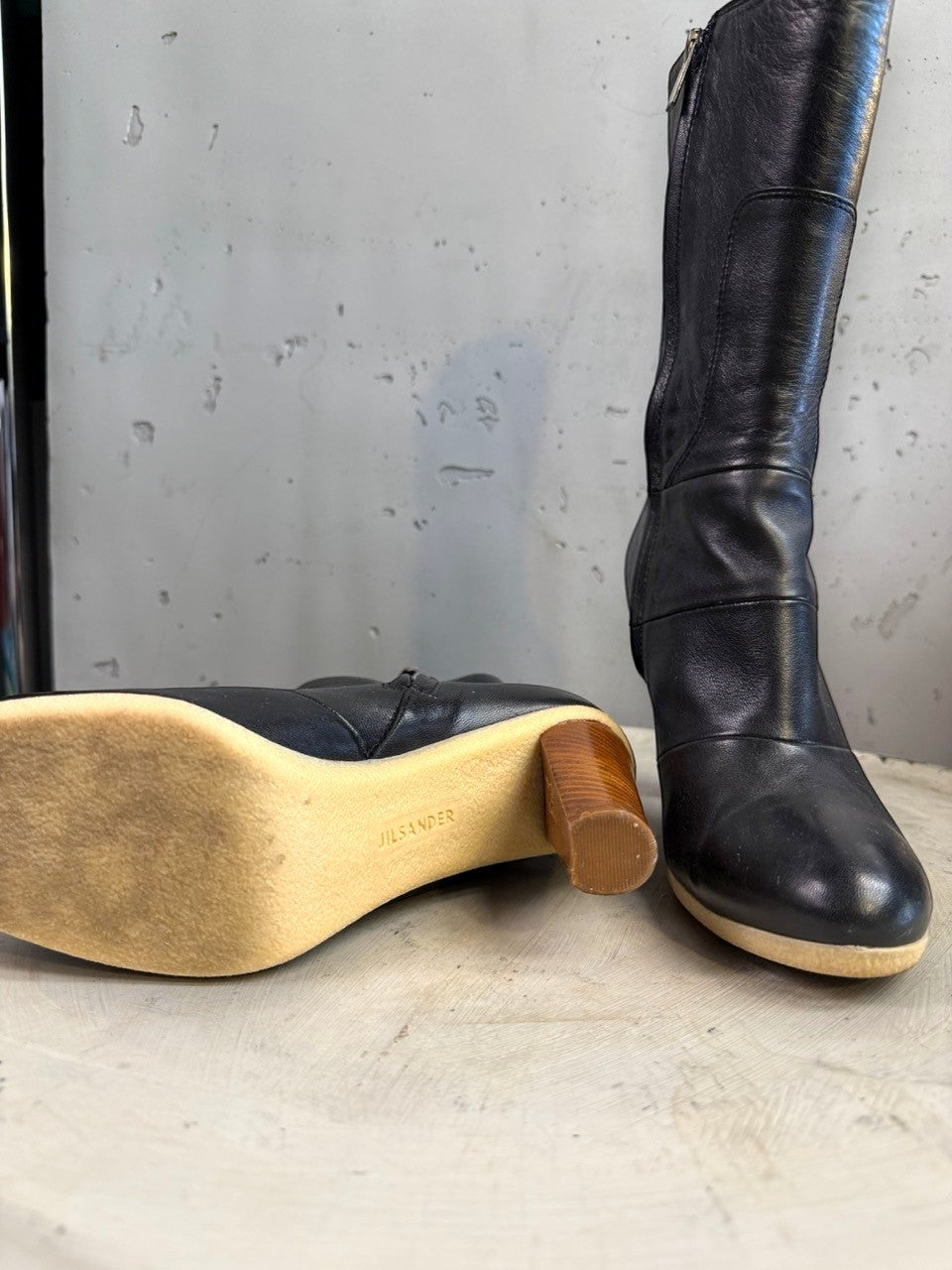 BERLIN VINTAGE CORNER black leather mid-calf boots with wooden block heel and side zipper.