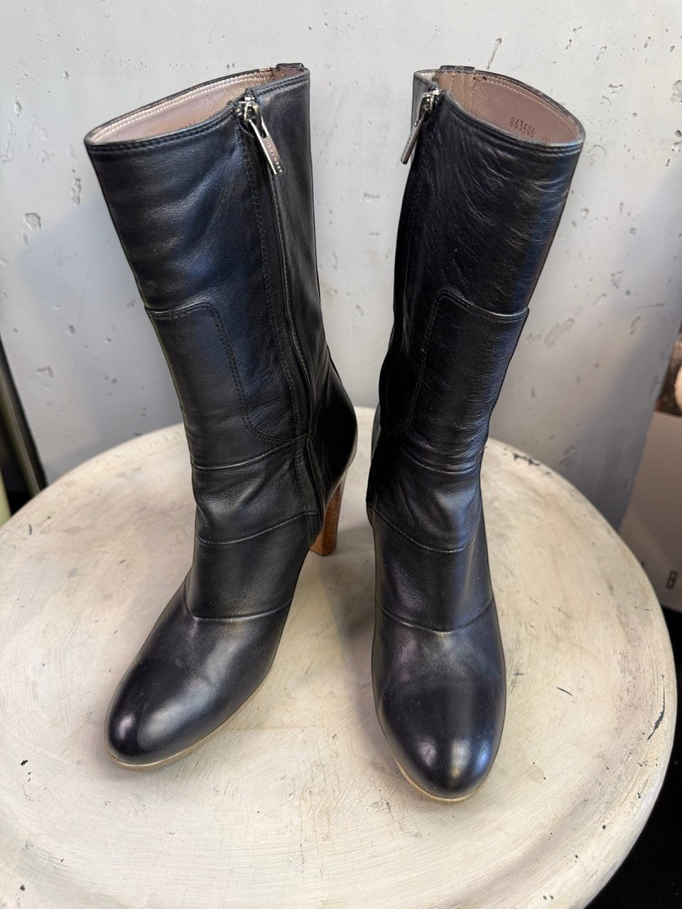BERLIN VINTAGE CORNER black leather mid-calf boots with pointed toe and wooden block heel.