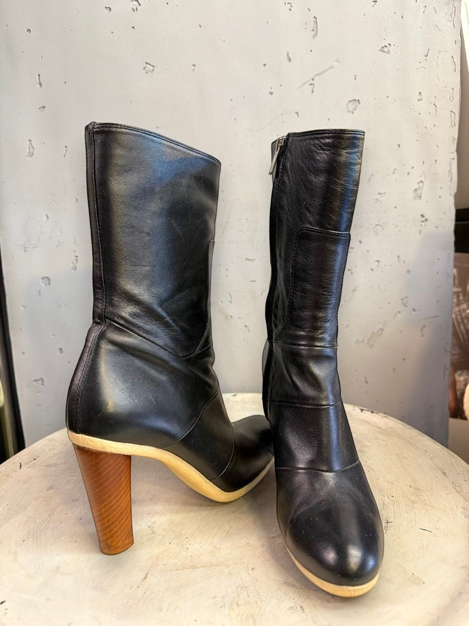 BERLIN VINTAGE CORNER black leather mid-calf boots with pointed toe and wooden block heel.