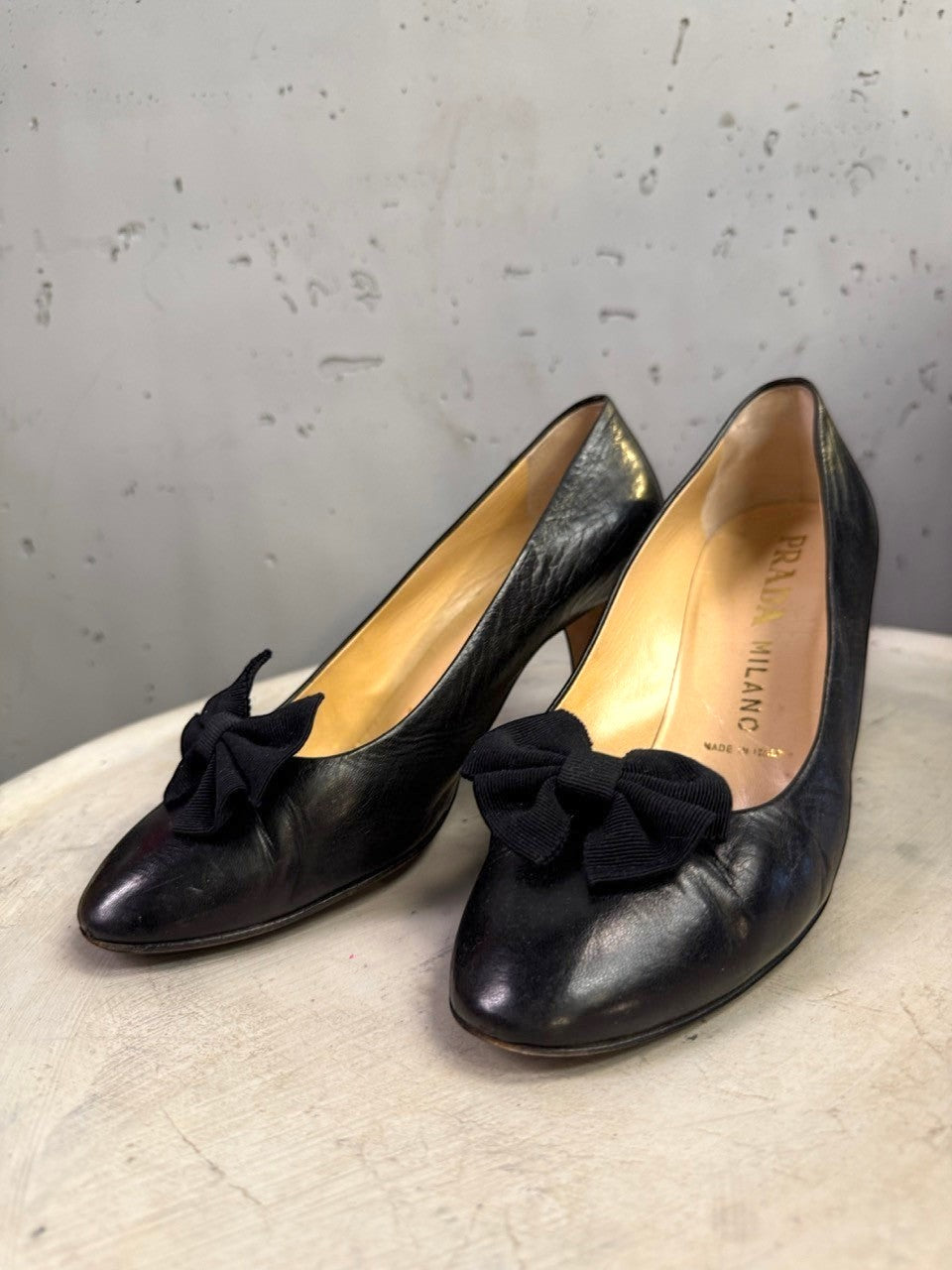 BERLIN VINTAGE CORNER black leather Prada pumps with almond toe and decorative fabric bow detail
