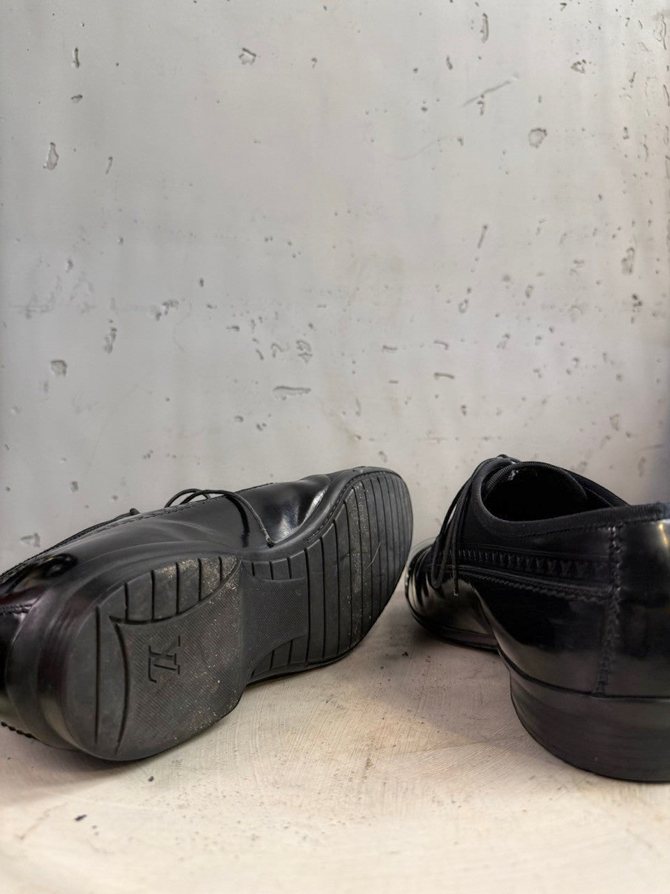 BERLIN VINTAGE CORNER black leather lace-up dress shoes with classic stitching detail and durable sole.
