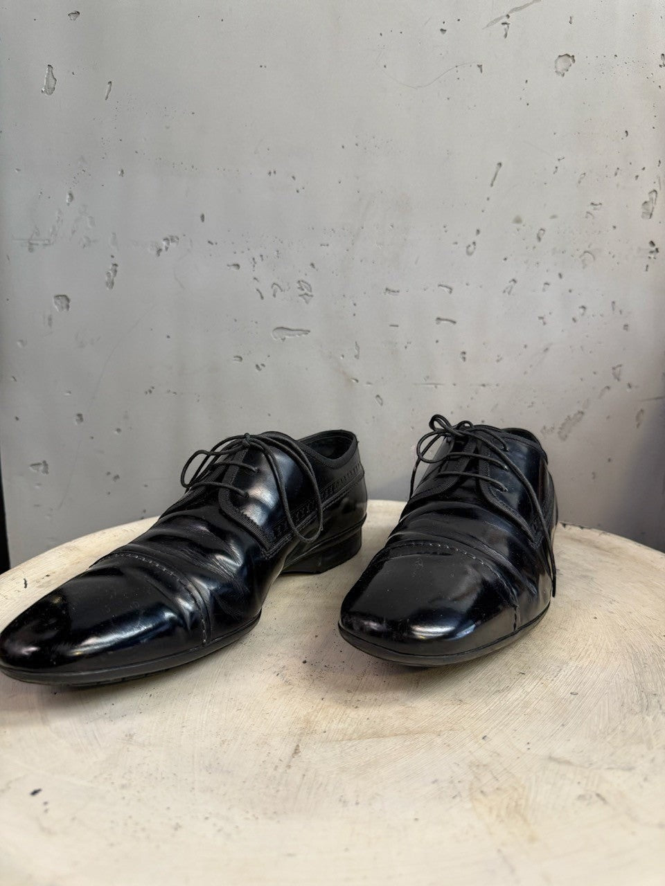 BERLIN VINTAGE CORNER black polished leather lace-up dress shoes with cap toe detail.