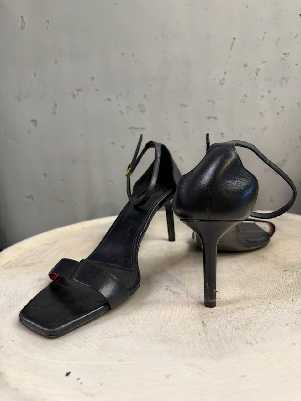 BERLIN VINTAGE CORNER black leather heeled sandals with ankle strap and square toe.