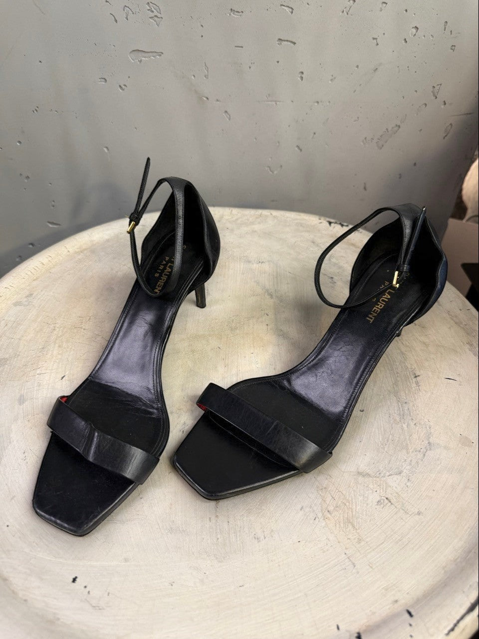 BERLIN VINTAGE CORNER black leather heeled sandals with ankle straps and square toe.