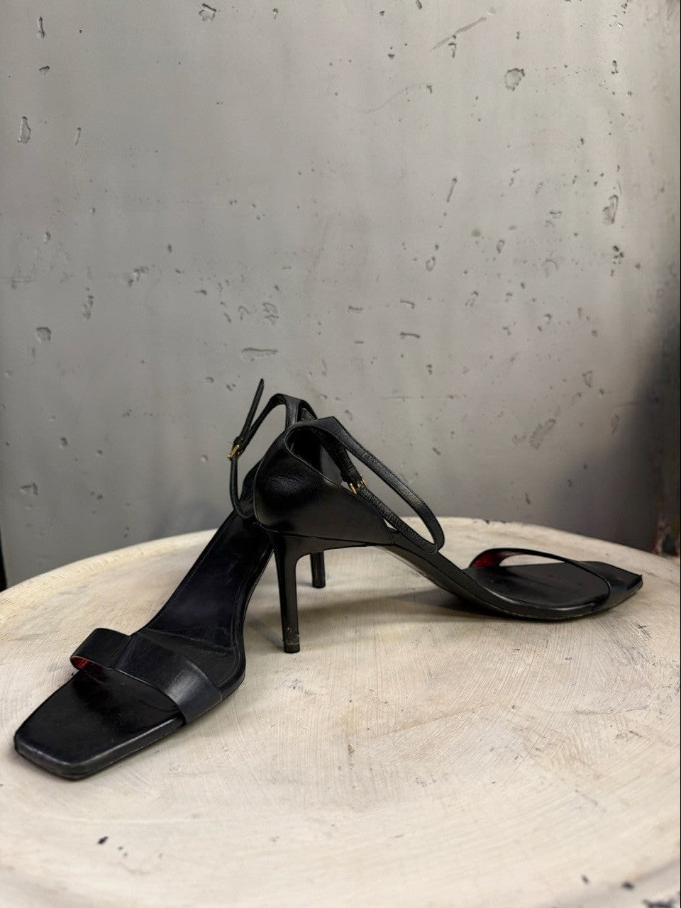 BERLIN VINTAGE CORNER black leather heeled sandals with square toe and delicate ankle straps.