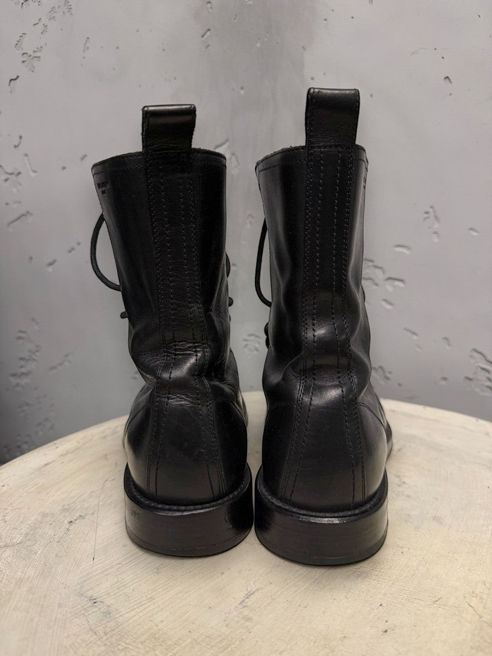 BERLIN VINTAGE CORNER black leather lace-up boots with pull tab and robust sole.