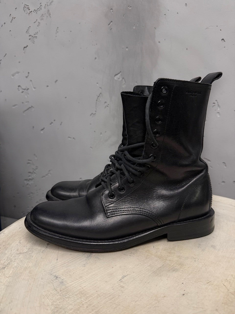 BERLIN VINTAGE CORNER black leather lace-up boots with robust sole and adjustable fit.
