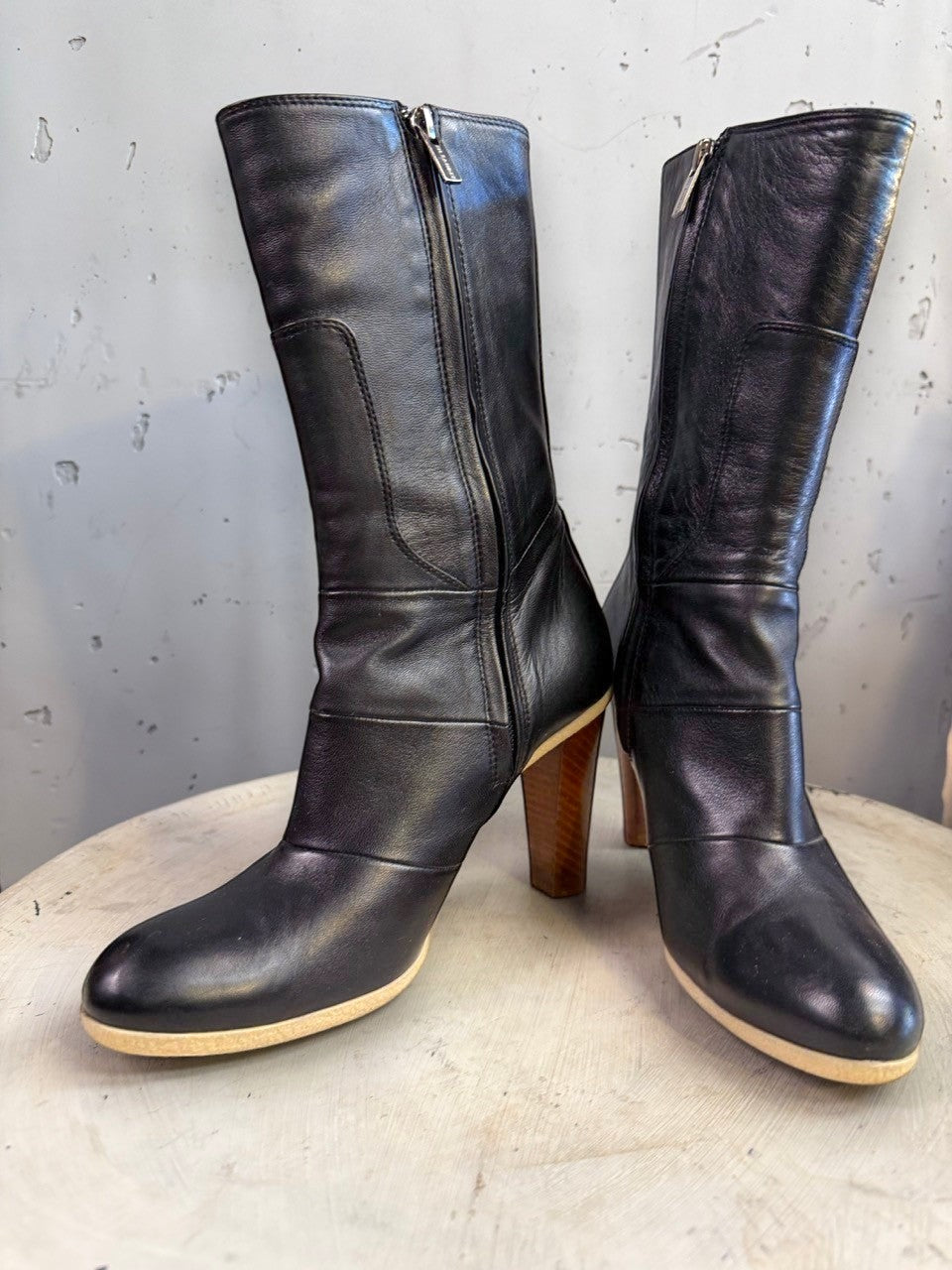 BERLIN VINTAGE CORNER black leather mid-calf boots with pointed toe and wooden block heel.