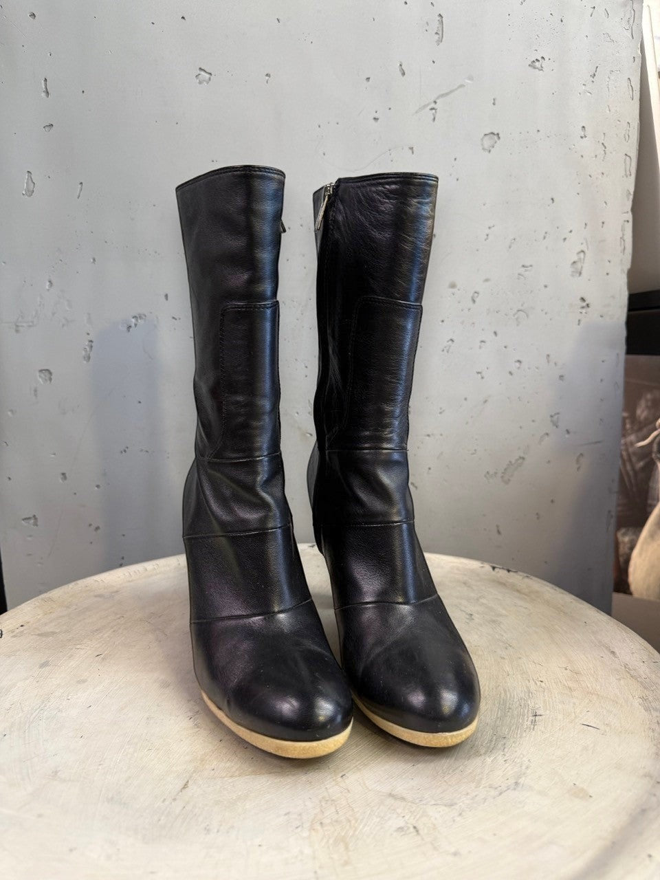 BERLIN VINTAGE CORNER black leather mid-calf boots with pointed toe and wooden block heel.
