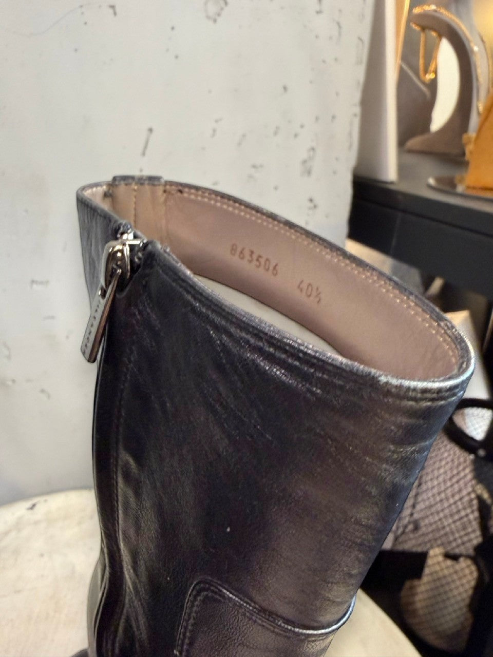 BERLIN VINTAGE CORNER black leather mid-calf heeled boots with pointed toe and side zipper.