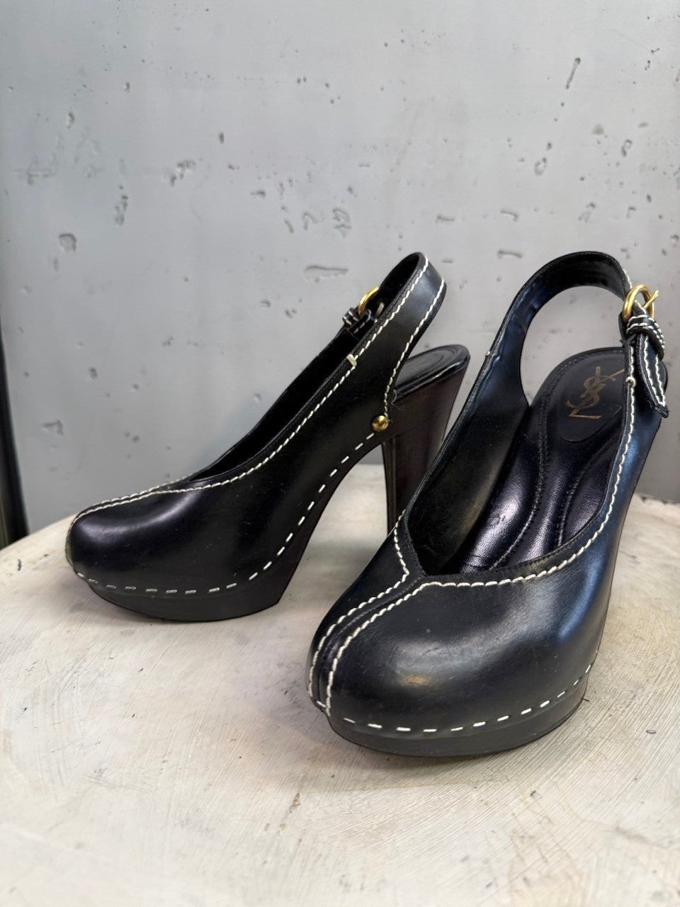 BERLIN VINTAGE CORNER black leather slingback heels with contrast stitching and wooden block heel.