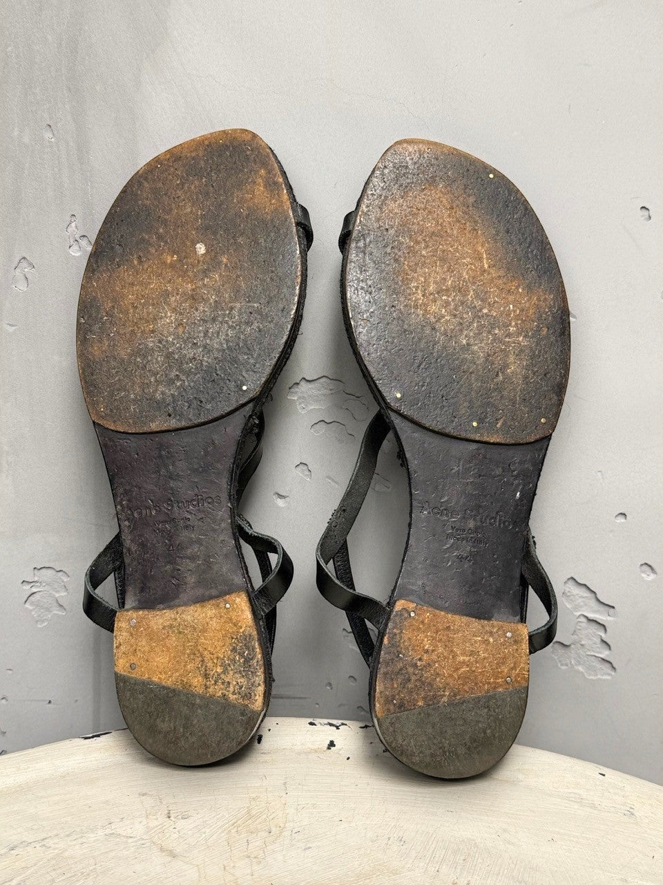 BERLIN VINTAGE CORNER black leather strappy flat sandals with crisscross straps and jute-wrapped midsole.