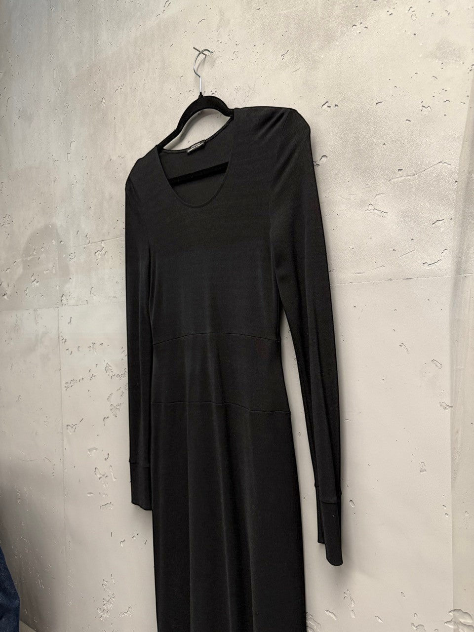 BERLIN VINTAGE CORNER black long sleeve knit midi dress with scoop neckline and defined waist.