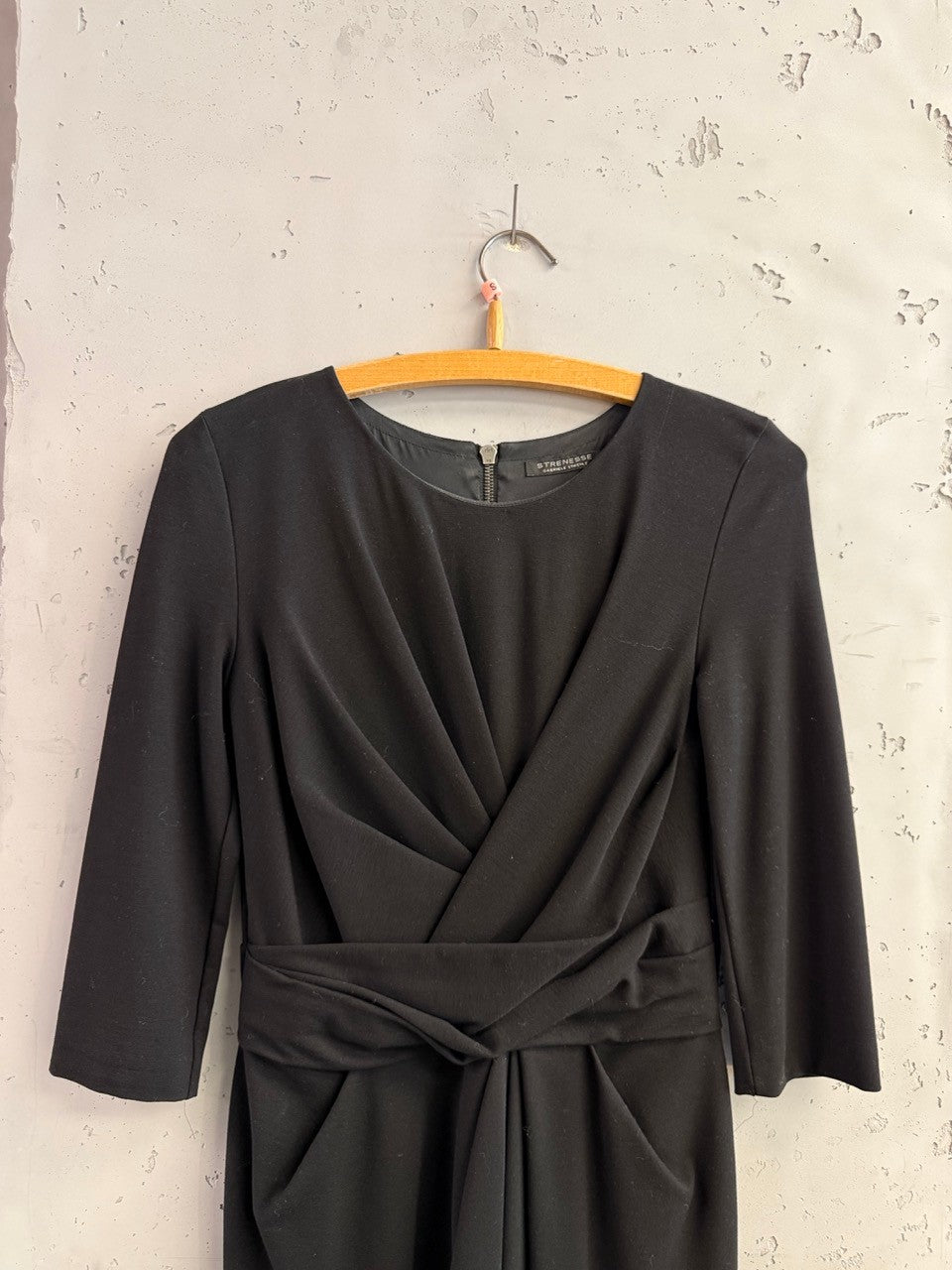 BERLIN VINTAGE CORNER black midi dress with V-neck, ruching, and self-tie waist. Three-quarter sleeves.