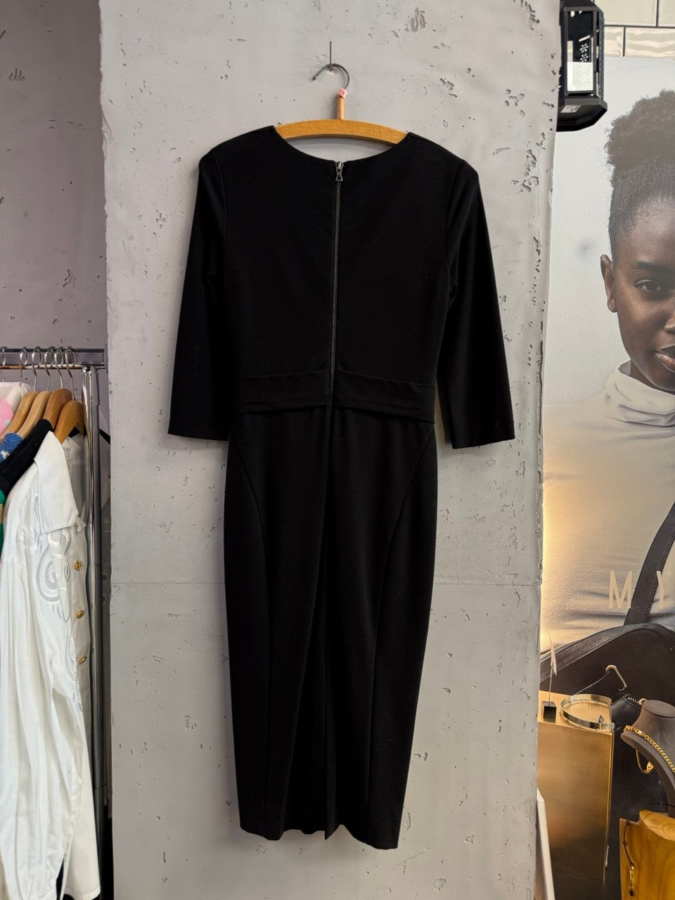 BERLIN VINTAGE CORNER black midi dress with three-quarter sleeves, V-neck, and ruched bodice. Elegant and professional.