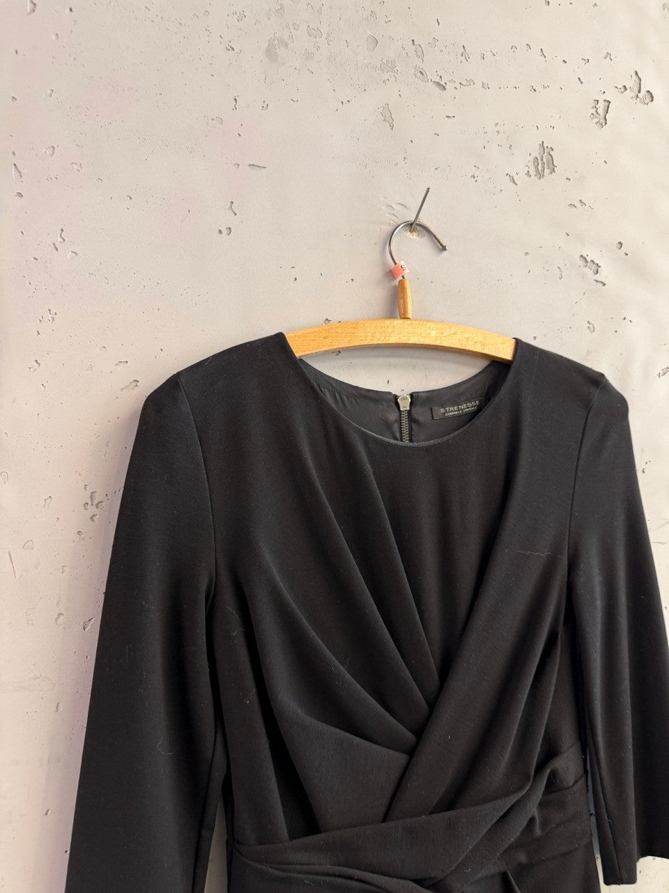 BERLIN VINTAGE CORNER black midi dress with V-neckline, ruching, and self-tie waist. Three-quarter sleeves.