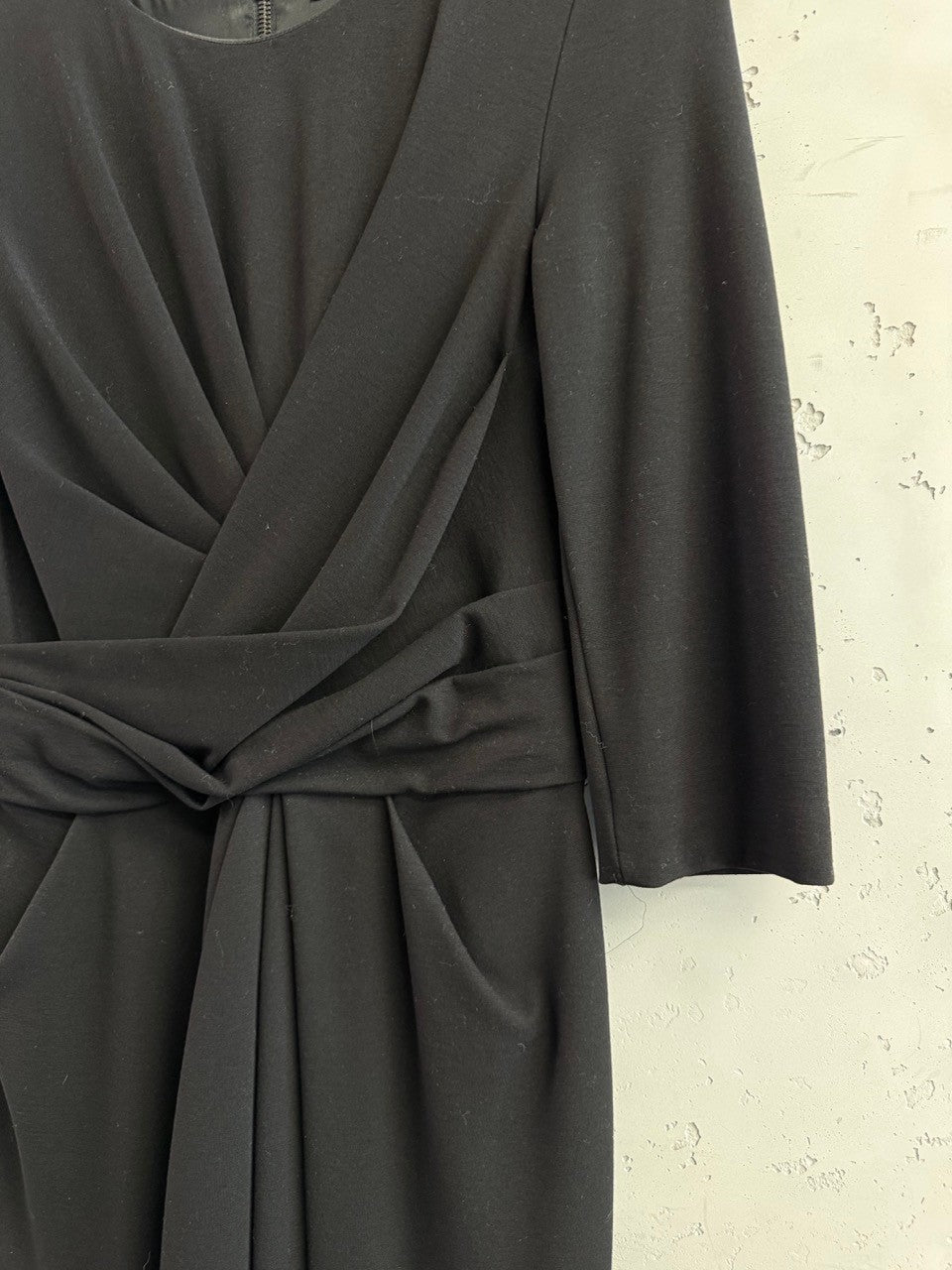 BERLIN VINTAGE CORNER black midi dress with V-neck, ruching, and self-tie waist. Three-quarter sleeves.