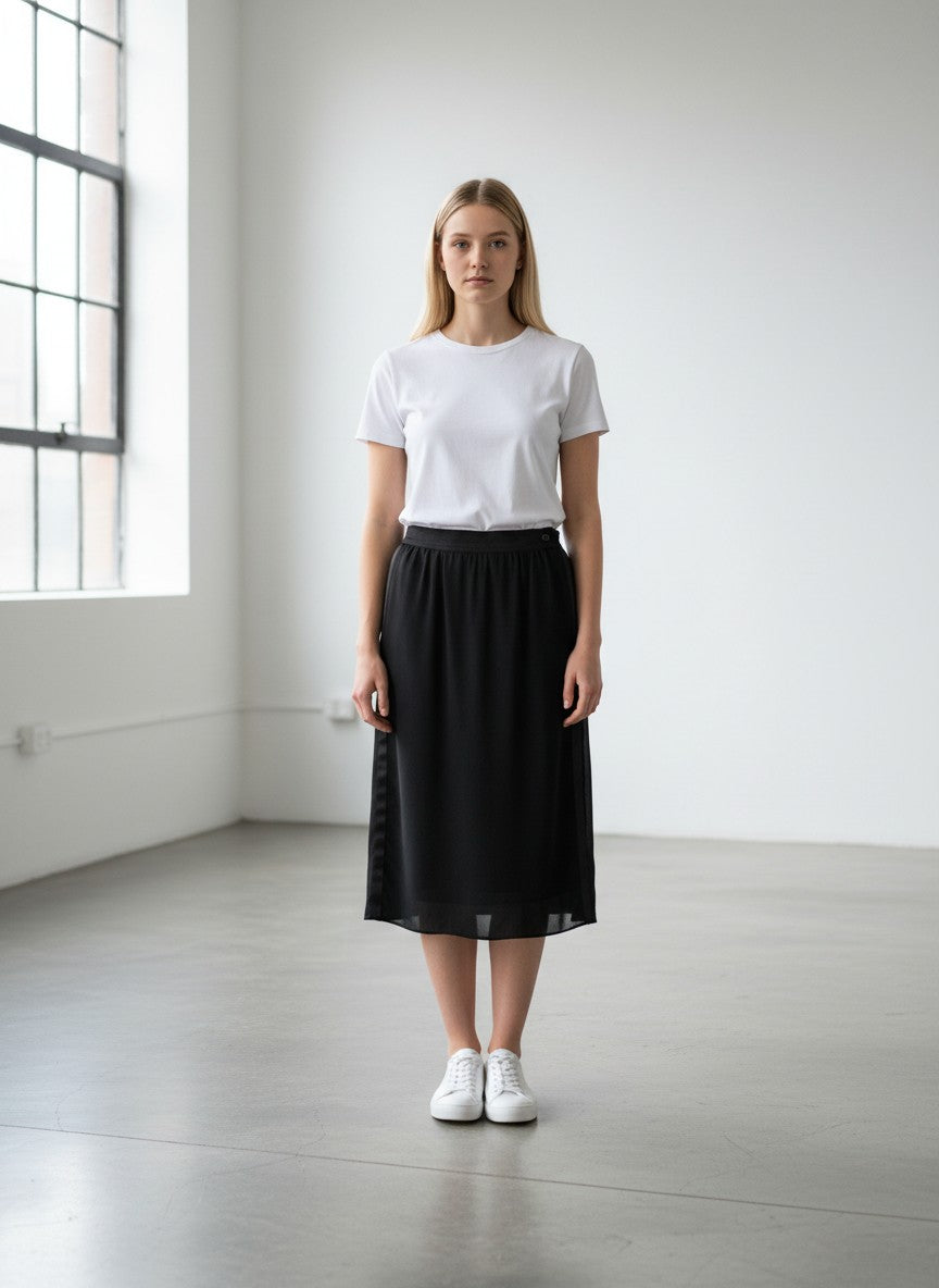 BERLIN VINTAGE CORNER black midi skirt with satin side panels and button closure. Lightweight, flowing fabric.