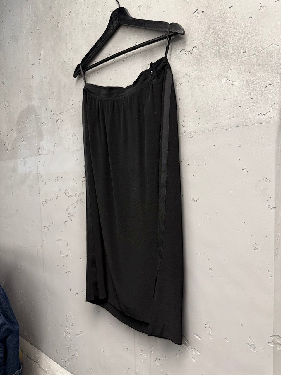 BERLIN VINTAGE CORNER black midi skirt with satin side panels and button closure. Lightweight, flowing fabric.