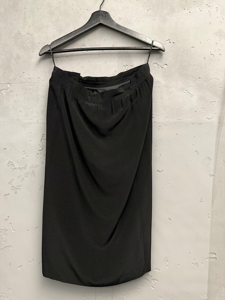 BERLIN VINTAGE CORNER black midi skirt with satin side panels and button closure. Lightweight, flowing fabric.