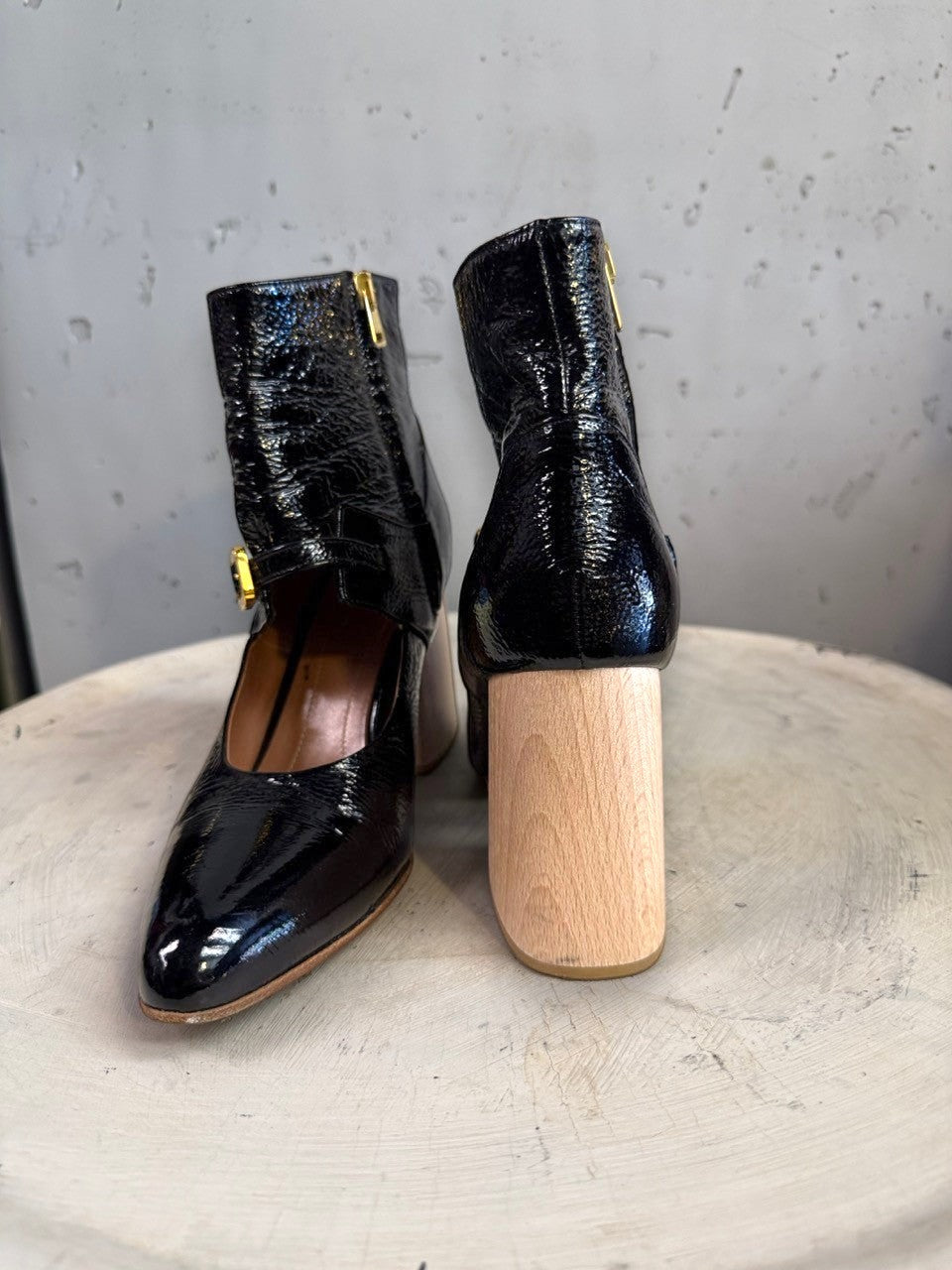 BERLIN VINTAGE CORNER black patent leather ankle boots with wooden block heel, pointed toe, ankle strap, and side zipper.