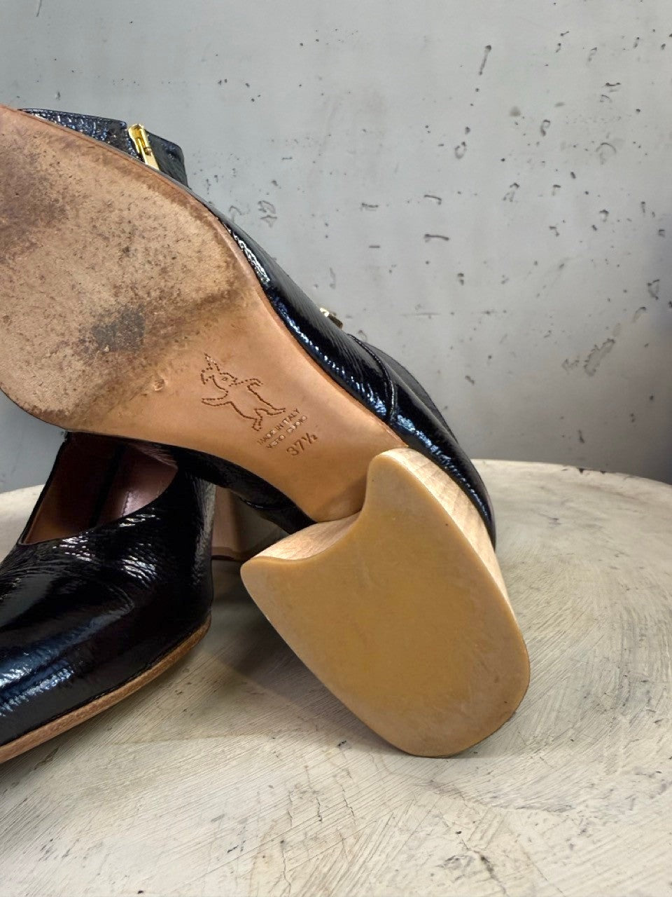 BERLIN VINTAGE CORNER black patent leather ankle boots with wooden block heel and pointed toe.