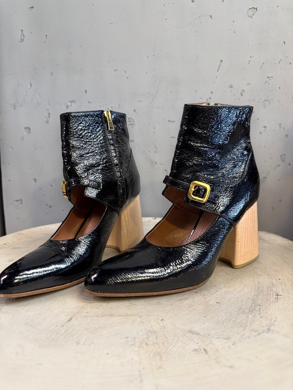 BERLIN VINTAGE CORNER black patent leather ankle boots with wooden block heel, pointed toe, ankle strap, and side zipper.