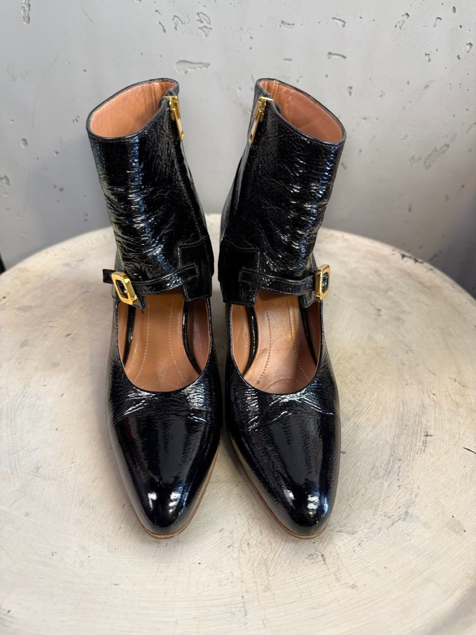 BERLIN VINTAGE CORNER black patent leather ankle boots with pointed toe, ankle strap, side zipper, and wooden block heel.