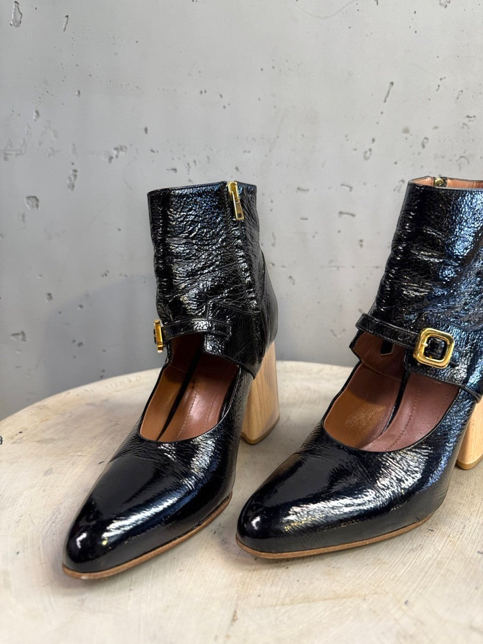 BERLIN VINTAGE CORNER black patent leather ankle boots with wooden block heel, pointed toe, and ankle strap.