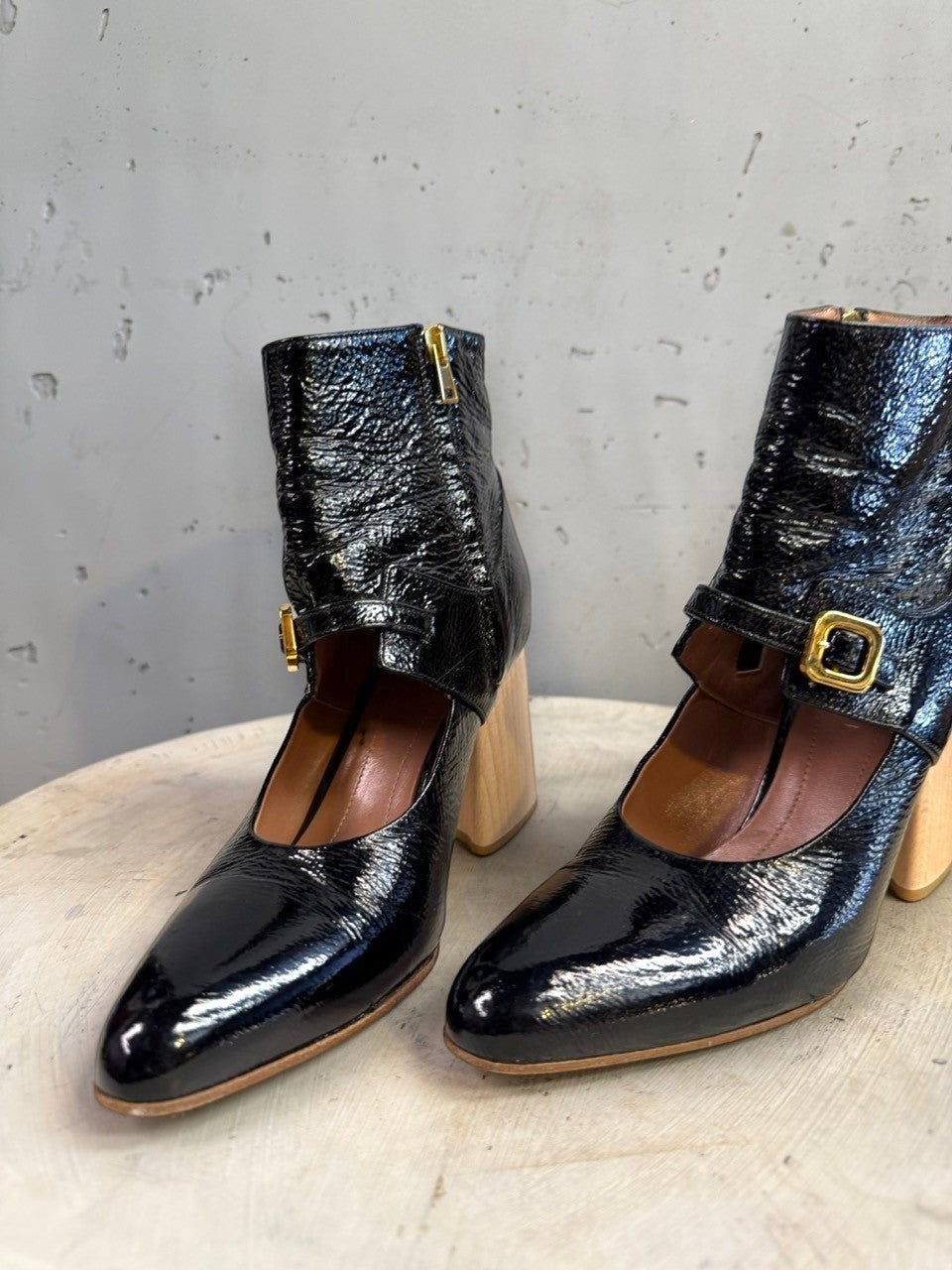BERLIN VINTAGE CORNER black patent leather ankle boots with wooden block heel and buckle strap.