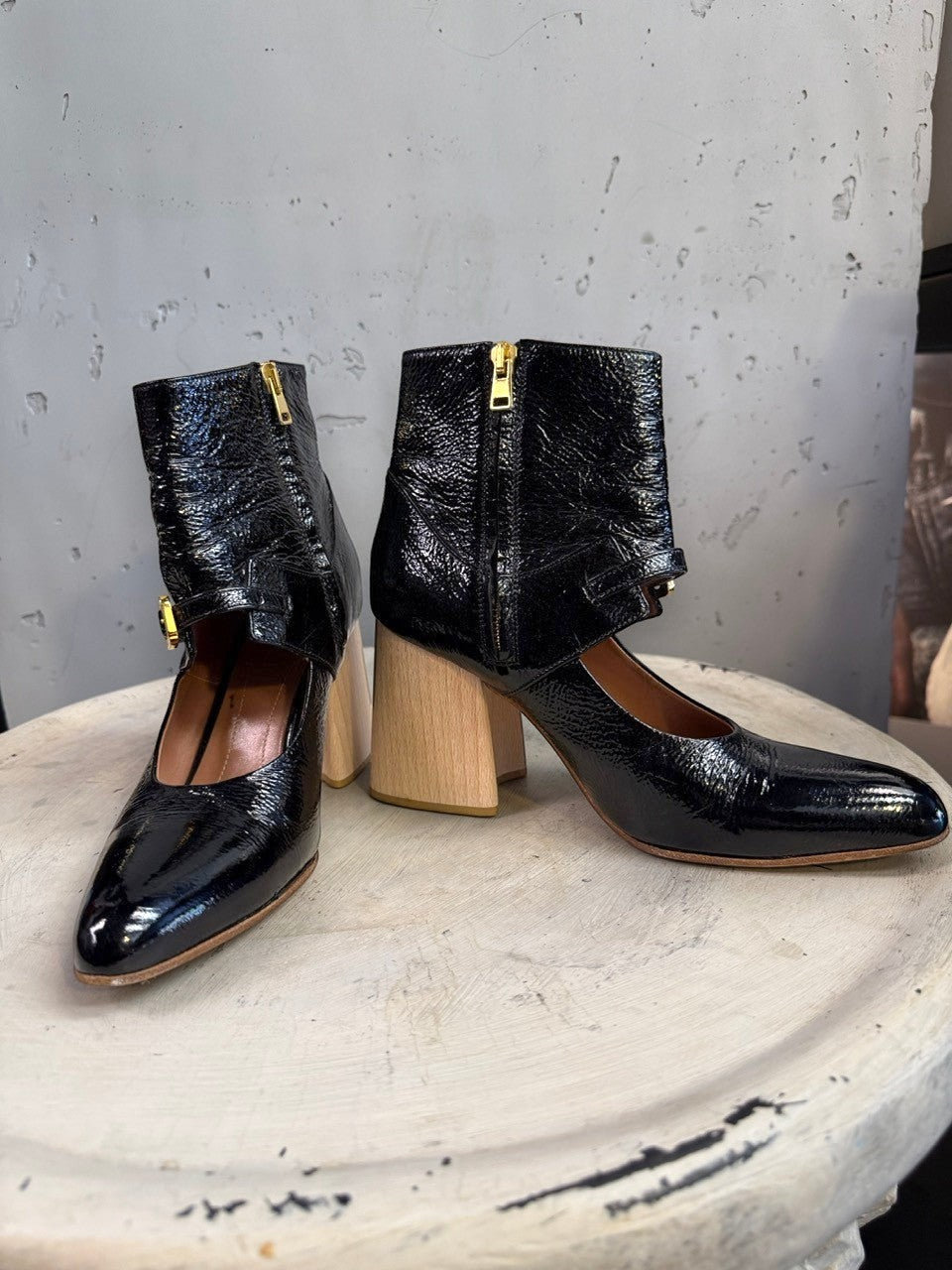 BERLIN VINTAGE CORNER black patent leather ankle boots with wooden block heel, pointed toe, ankle strap, and side zipper.