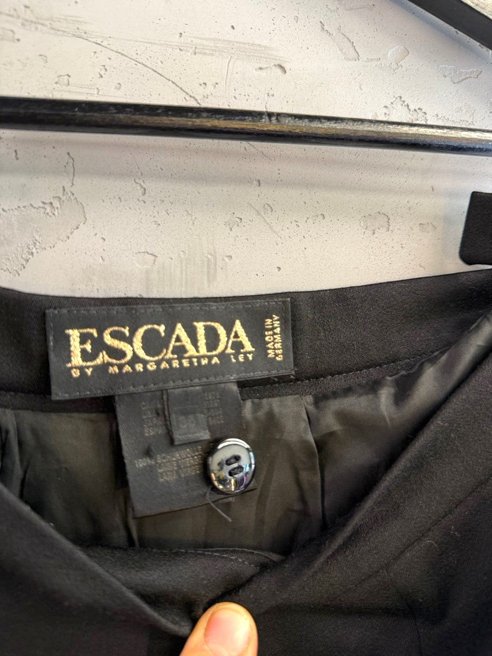 BERLIN VINTAGE CORNER black tailored shorts with front pleats and split hem, made in Germany