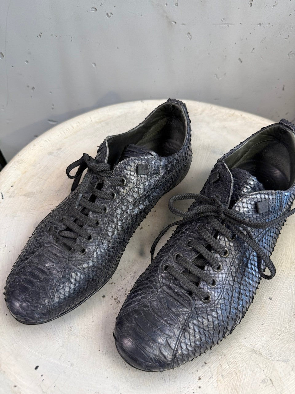 BERLIN VINTAGE CORNER black python leather lace-up sneakers with embossed texture.