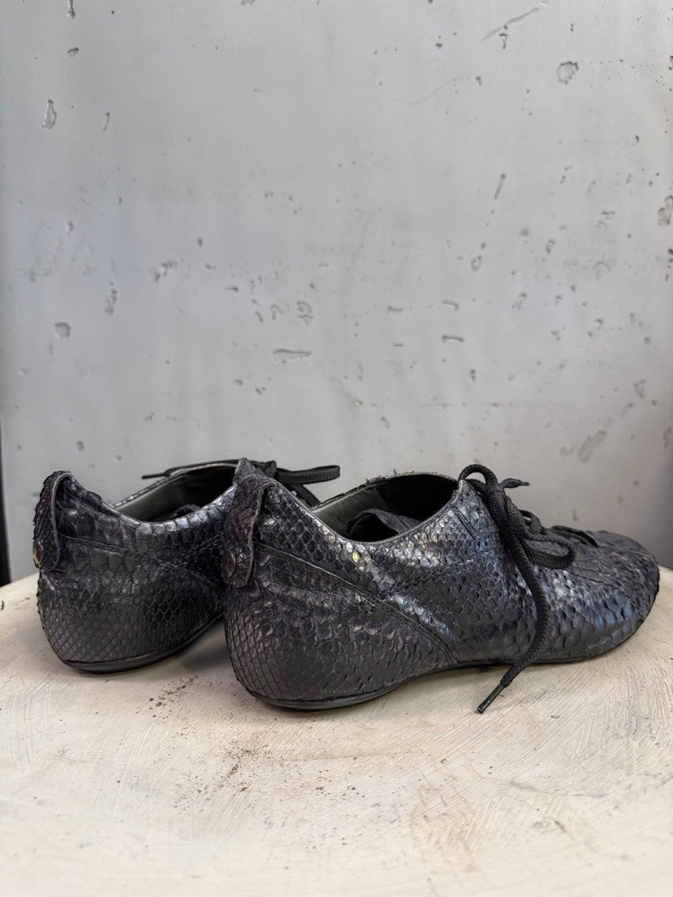 BERLIN VINTAGE CORNER black python embossed leather lace-up sneakers with a low profile and flexible sole.