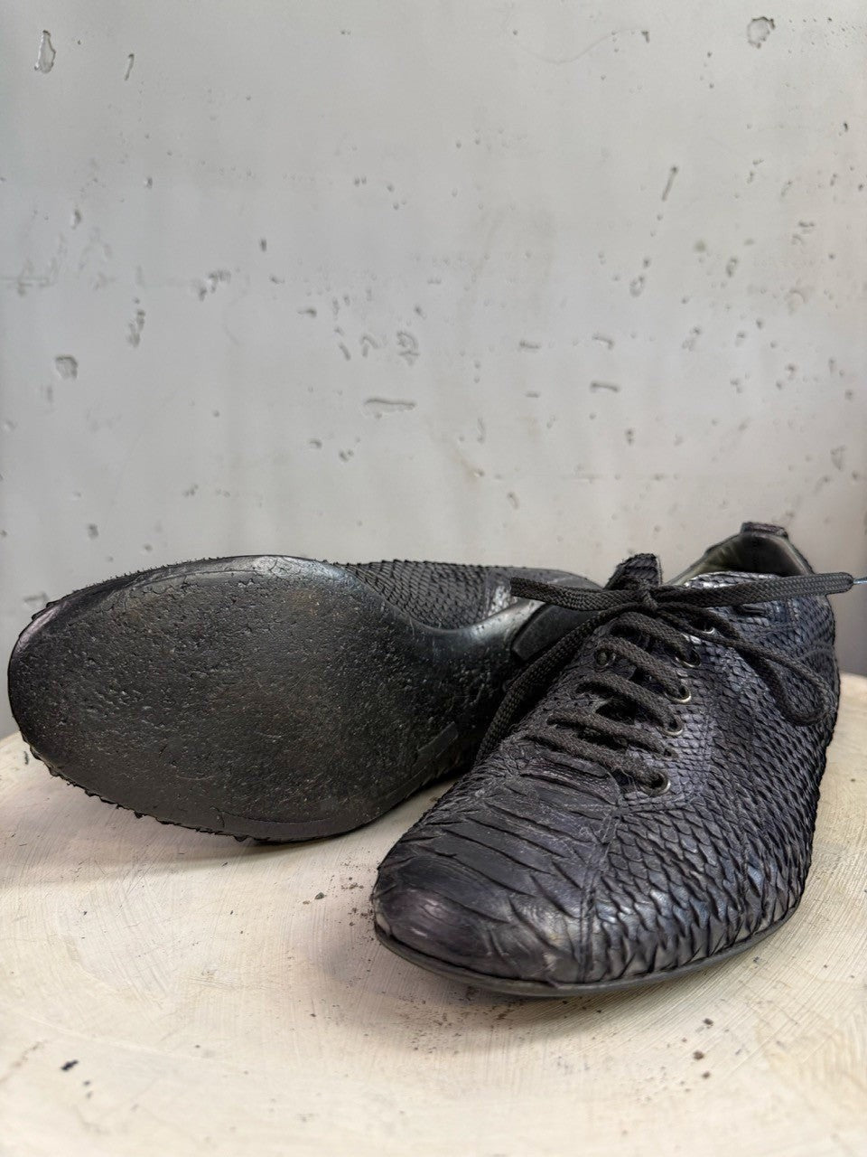 BERLIN VINTAGE CORNER black python leather lace-up sneakers with embossed texture and flexible sole.