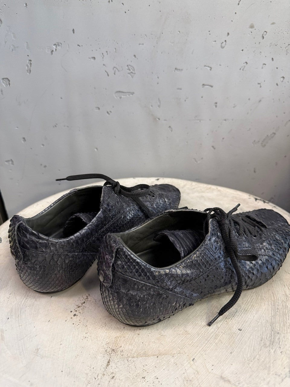 BERLIN VINTAGE CORNER black python leather lace-up sneakers with embossed texture and flexible sole.